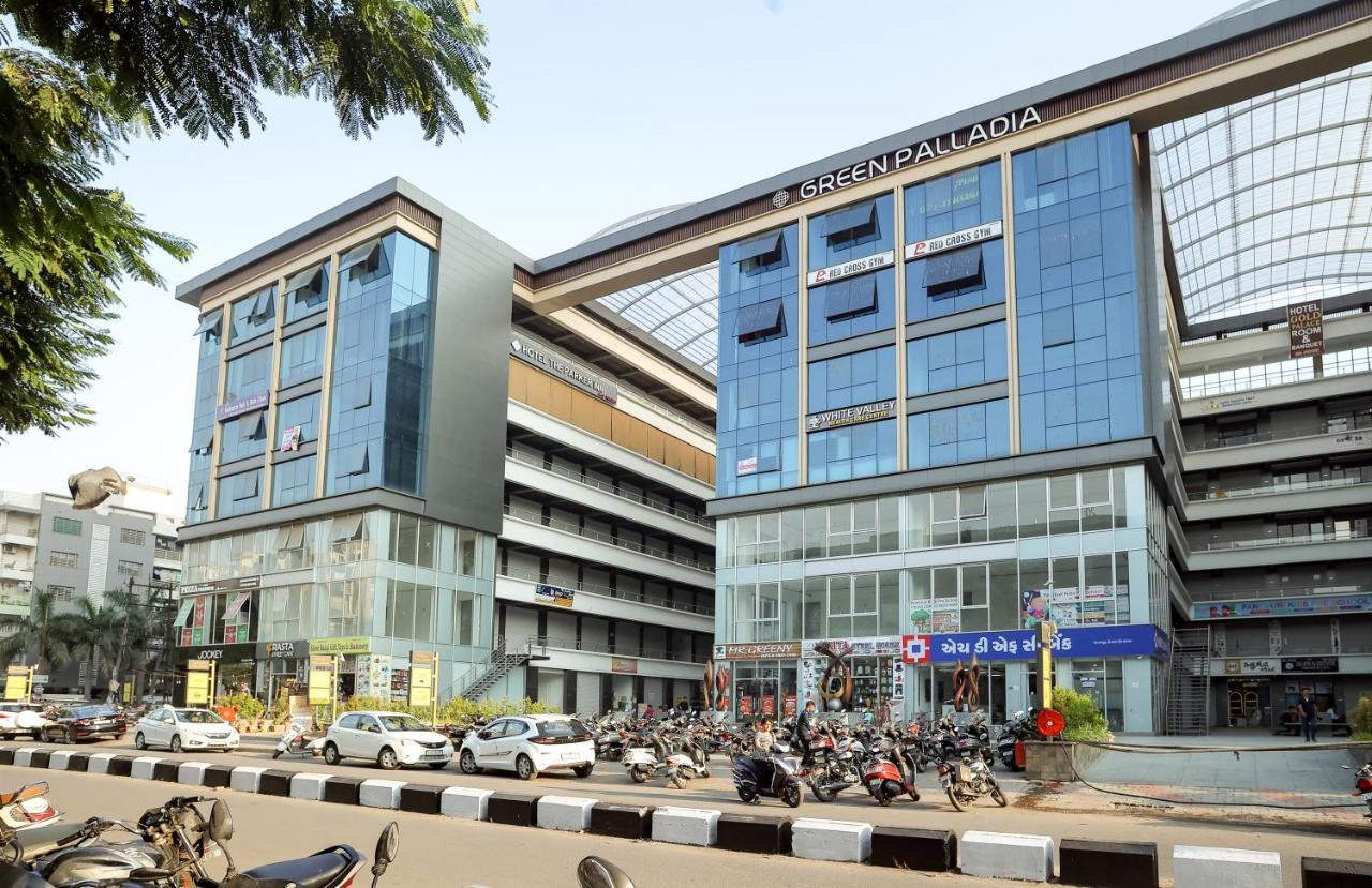 Hotel The Parker Inn By Kbnt Group Surat Exterior photo