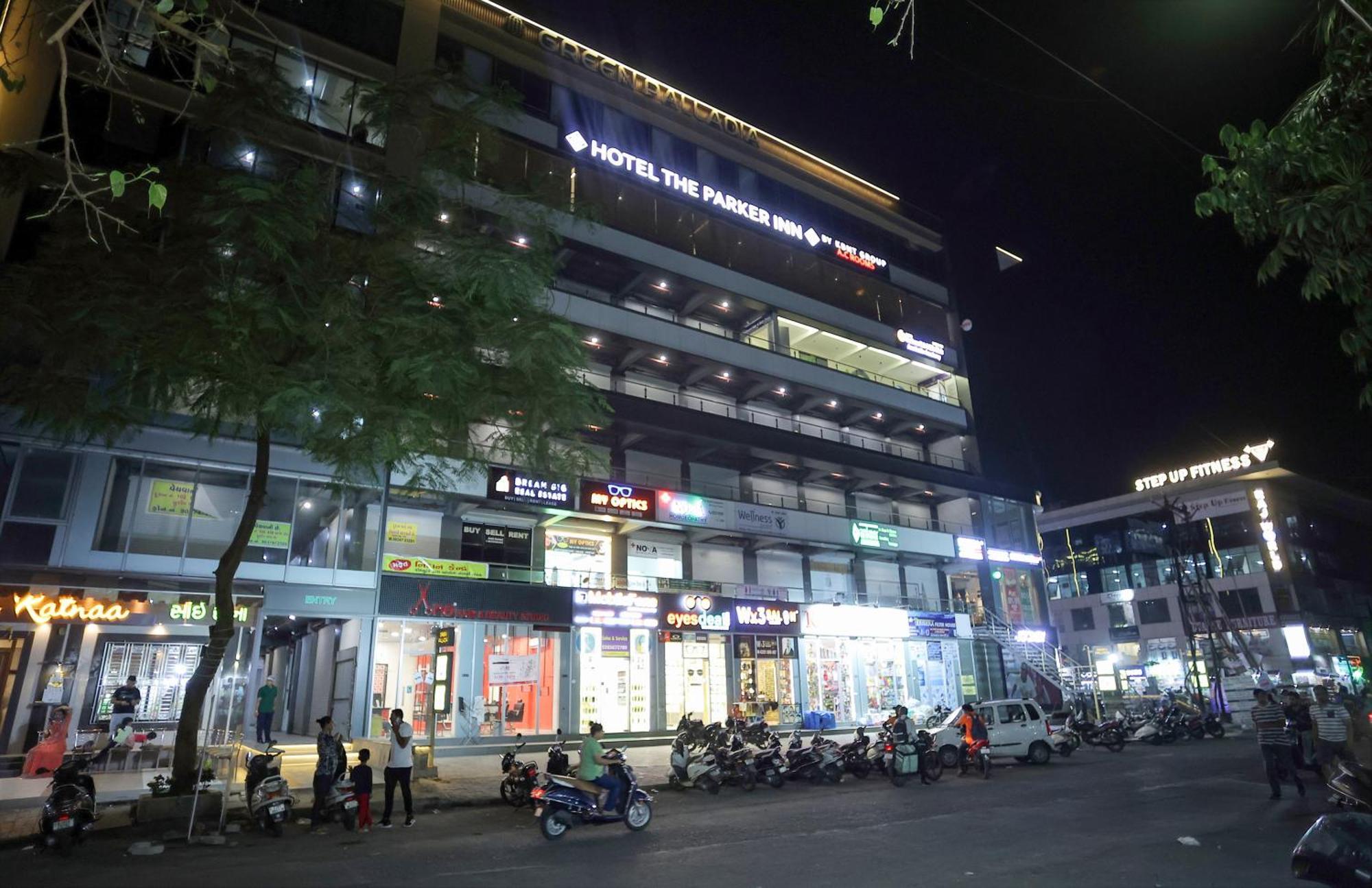 Hotel The Parker Inn By Kbnt Group Surat Exterior photo