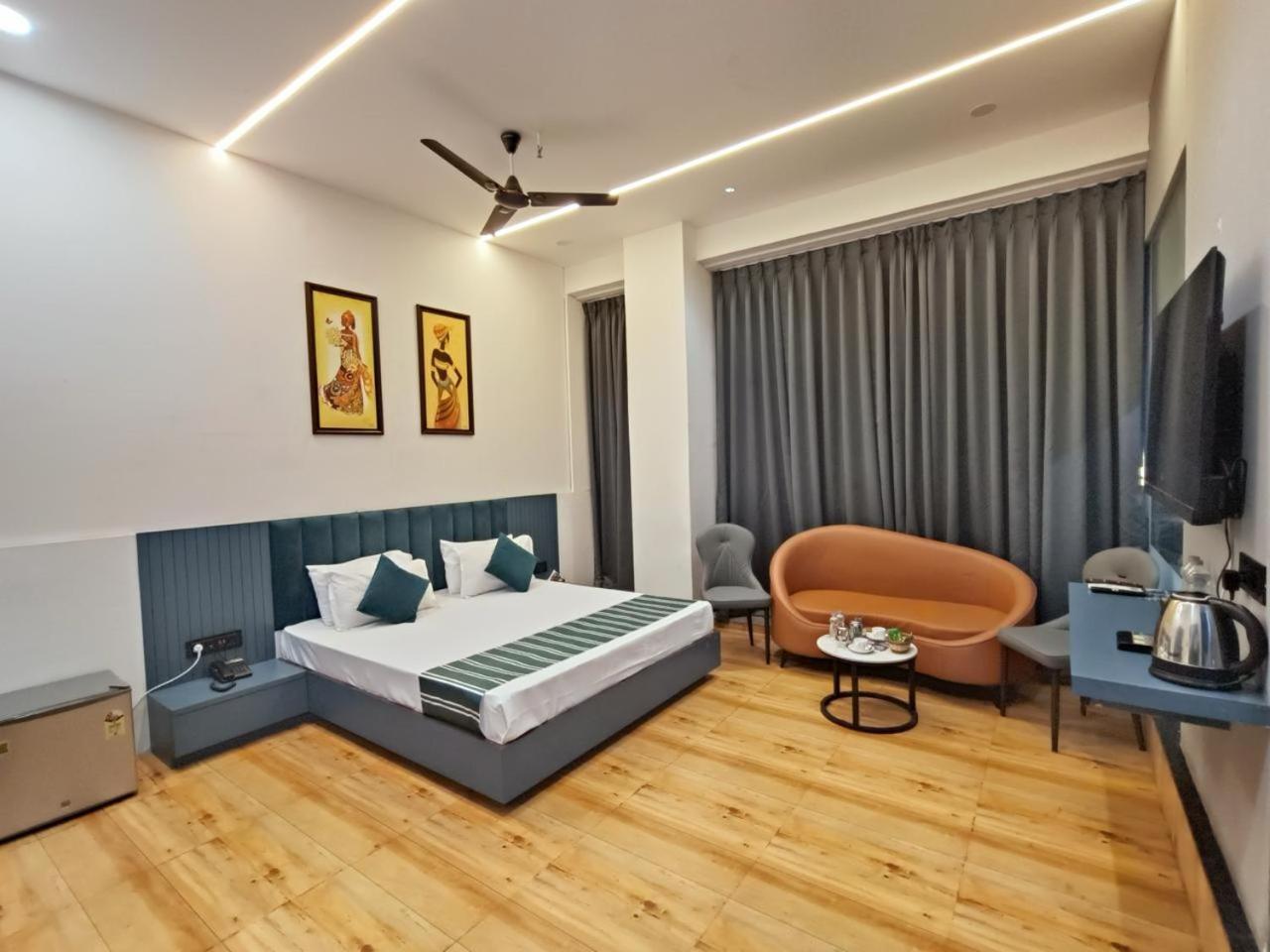 Hotel The Parker Inn By Kbnt Group Surat Exterior photo
